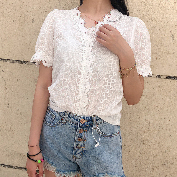 Bluză albă de damă cu dantelă și decolteu spitz