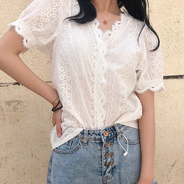 Bluză albă de damă cu dantelă și decolteu spitz
