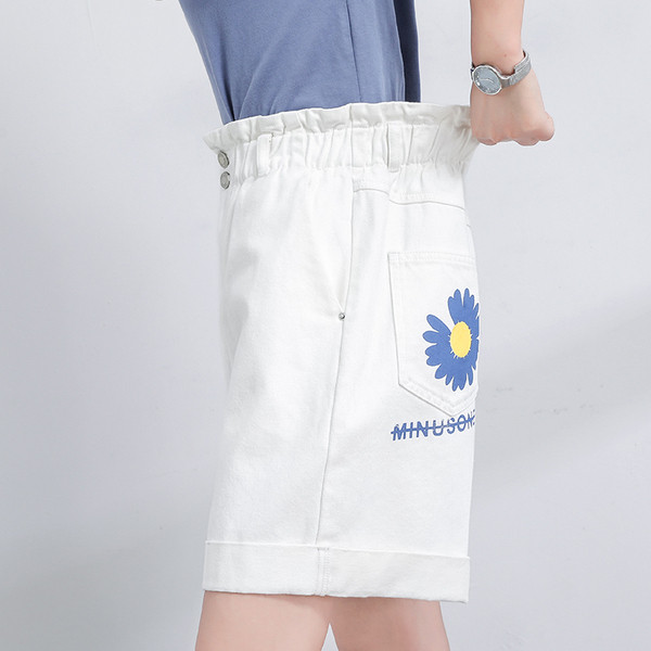 Къси дънкови дамски панталони в бял цвят с висока талия тип paper bag