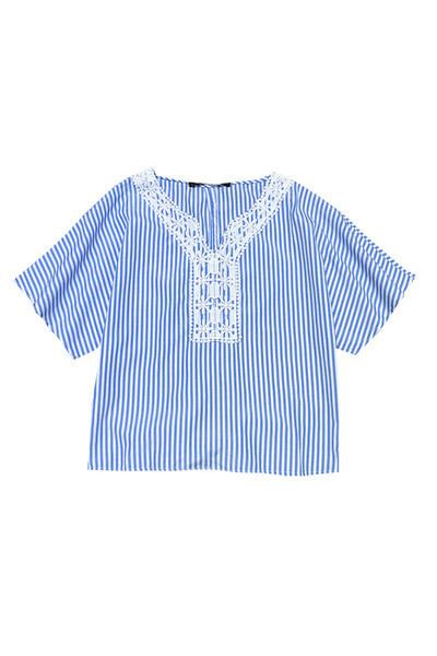 Rövid csíkos blúz széles ujjal és csipkével