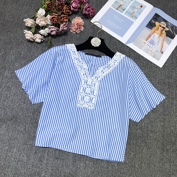 Rövid csíkos blúz széles ujjal és csipkével