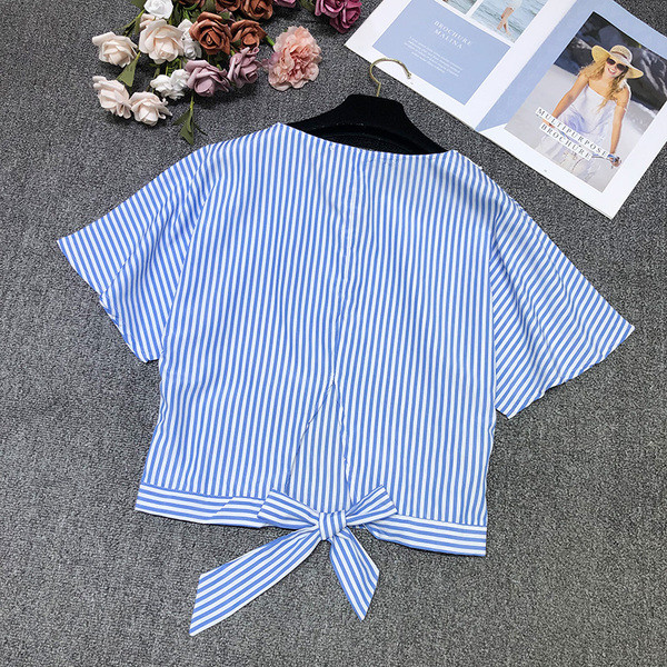 Rövid csíkos blúz széles ujjal és csipkével