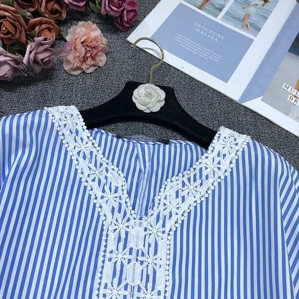 Rövid csíkos blúz széles ujjal és csipkével