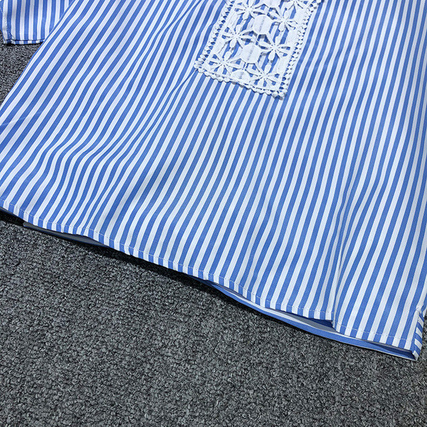 Rövid csíkos blúz széles ujjal és csipkével