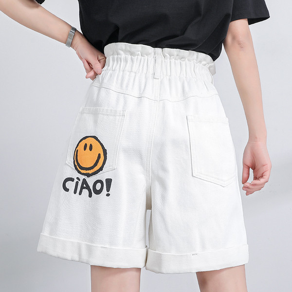 Női farmer rövidnadrág rátéttel és magas derekú papírtáskával