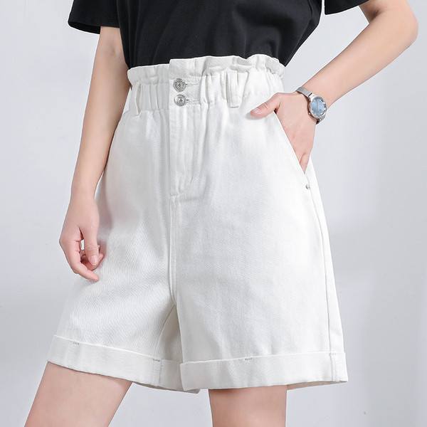 Női farmer rövidnadrág rátéttel és magas derekú papírtáskával