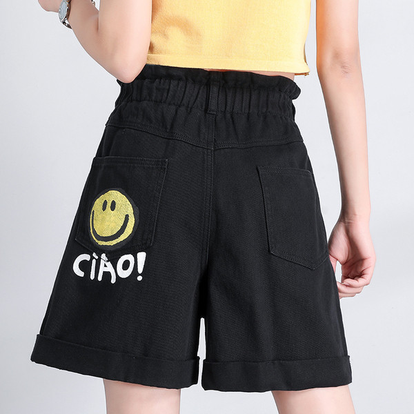 Női farmer rövidnadrág rátéttel és magas derekú papírtáskával