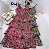 Modern női szabású ruha vékony pántokkal