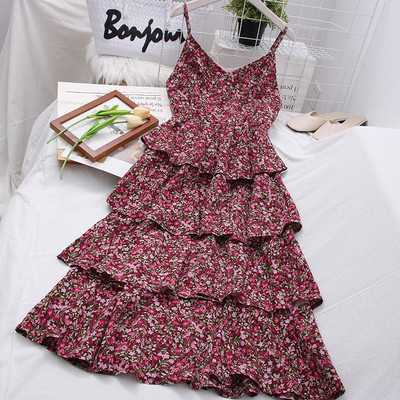 Modern női szabású ruha vékony pántokkal