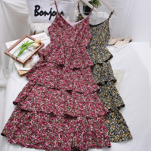 Modern női szabású ruha vékony pántokkal