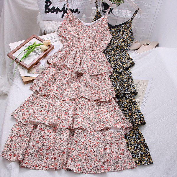 Modern női szabású ruha vékony pántokkal