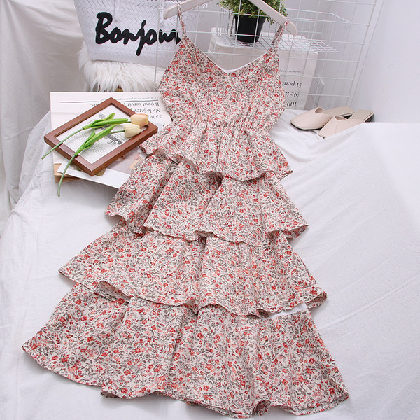 Modern női szabású ruha vékony pántokkal