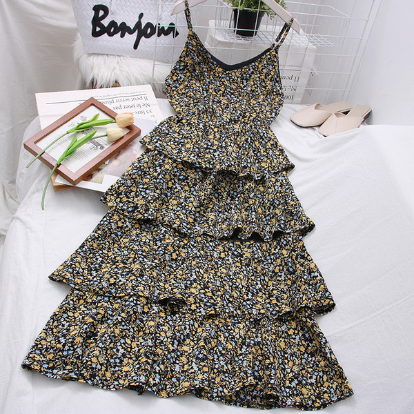 Modern női szabású ruha vékony pántokkal