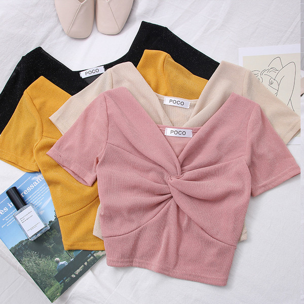 Ženska kratka bluza s kratkim rukavima i špic izrezom