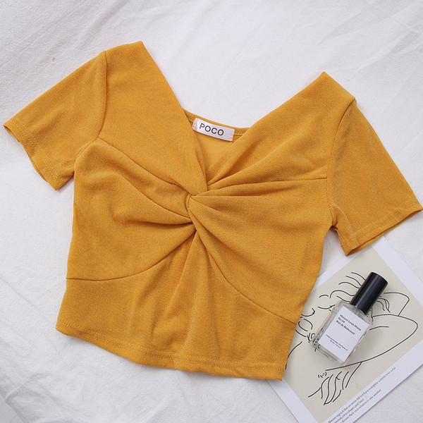 Ženska kratka bluza s kratkim rukavima i špic izrezom