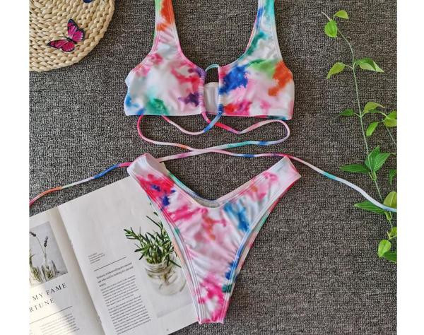 Többszínű kétrészes fürdőruha háromszög alakú felsővel és keresztkötésekkel