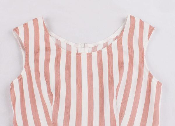 Alkalmi női rövid ruha pántokkal és övvel