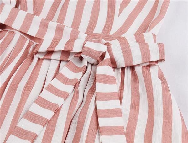 Alkalmi női rövid ruha pántokkal és övvel