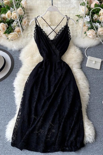 Ženska moderna haljina na tanke naramenice u crnoj boji