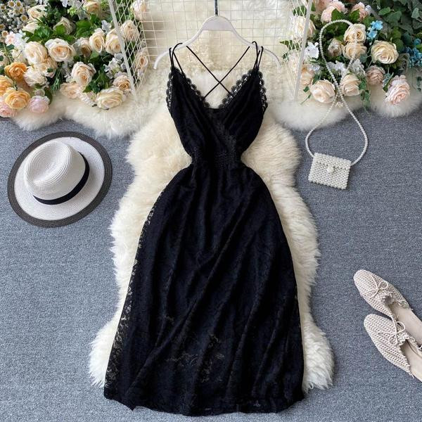 Ženska moderna haljina na tanke naramenice u crnoj boji