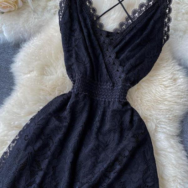 Ženska moderna haljina na tanke naramenice u crnoj boji