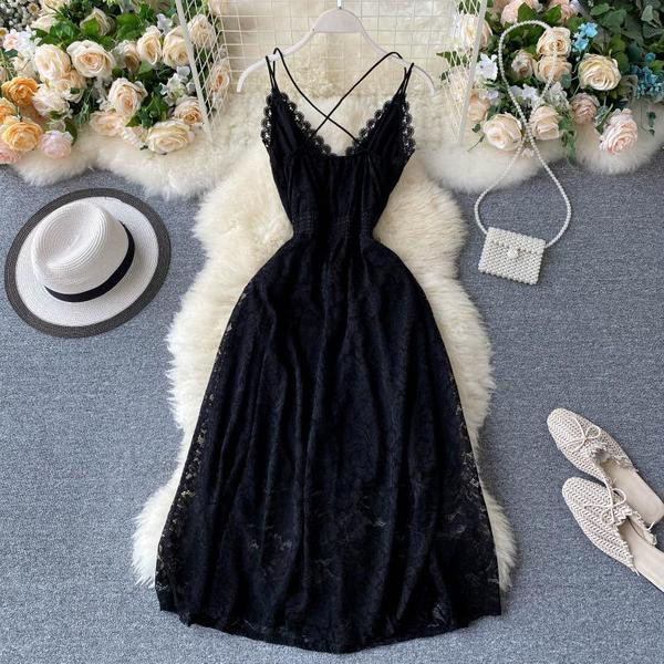 Ženska moderna haljina na tanke naramenice u crnoj boji