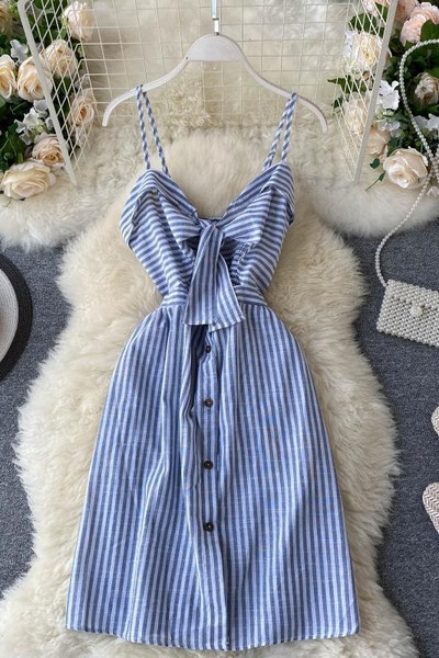 Modern női csíkos ruha vékony pántokkal és szalaggal