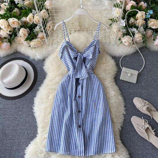 Modern női csíkos ruha vékony pántokkal és szalaggal