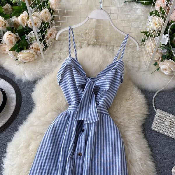 Modern női csíkos ruha vékony pántokkal és szalaggal