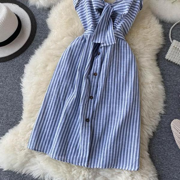 Modern női csíkos ruha vékony pántokkal és szalaggal