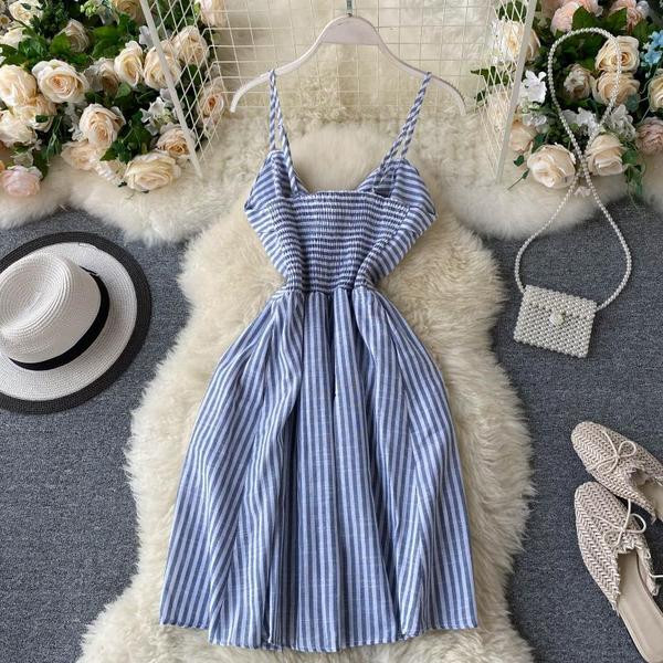 Modern női csíkos ruha vékony pántokkal és szalaggal