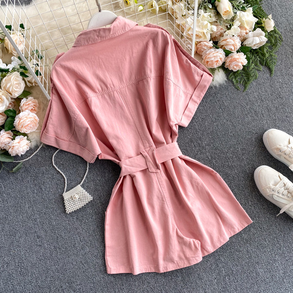 Női alkalmi kombiné rövid ujjal és zsebekkel