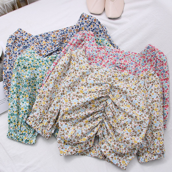 Ženska bluza sa cvjetnim uzorkom i nabranom prednjicom