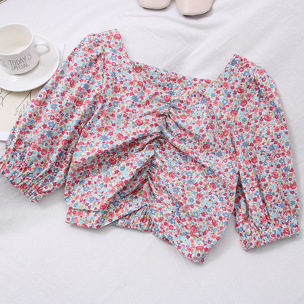 Ženska bluza sa cvjetnim uzorkom i nabranom prednjicom