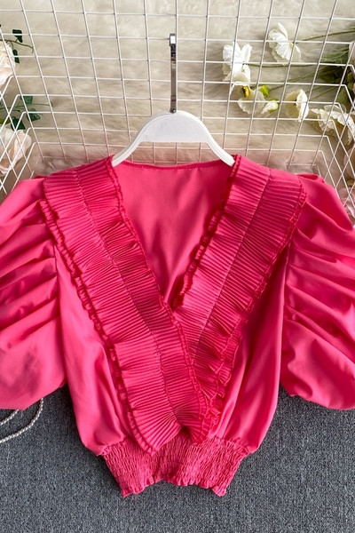 Stílusos női rövid blúz spitz nyakkivágással és rövid ujjakkal