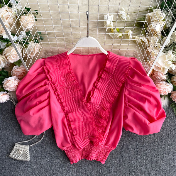 Stílusos női rövid blúz spitz nyakkivágással és rövid ujjakkal