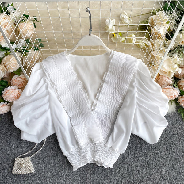 Stílusos női rövid blúz spitz nyakkivágással és rövid ujjakkal