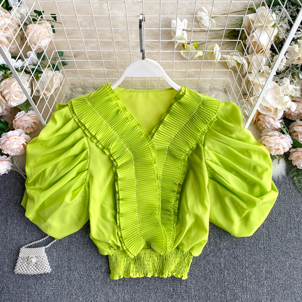 Stílusos női rövid blúz spitz nyakkivágással és rövid ujjakkal