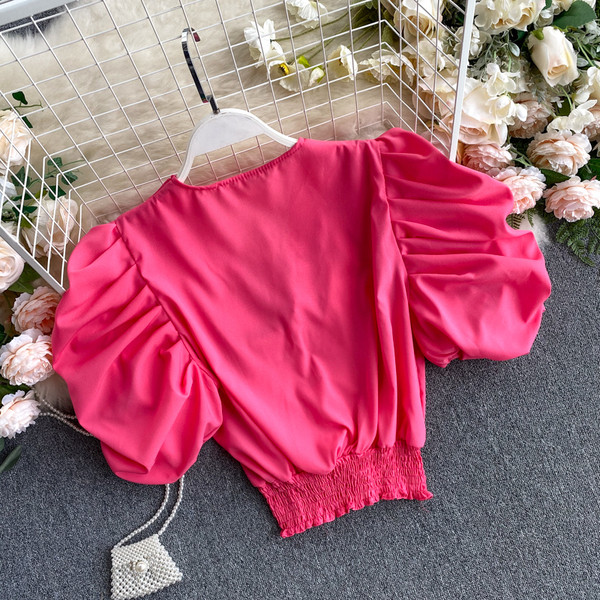 Stílusos női rövid blúz spitz nyakkivágással és rövid ujjakkal