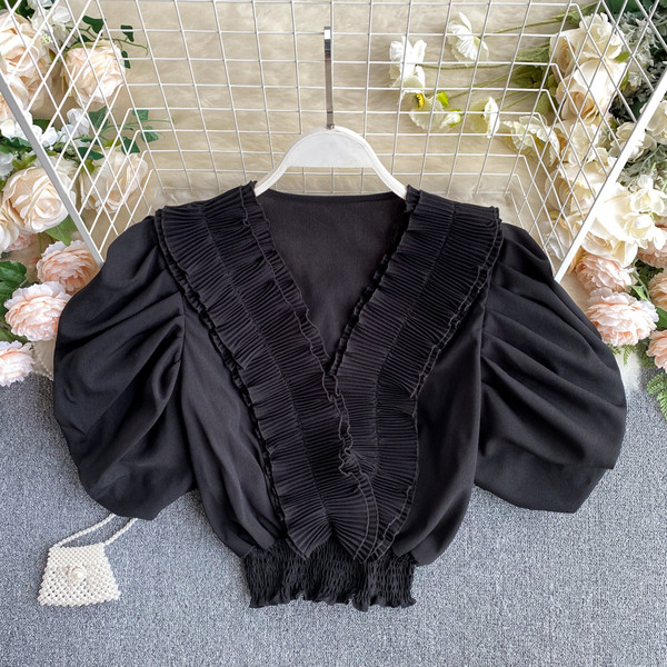 Stílusos női rövid blúz spitz nyakkivágással és rövid ujjakkal