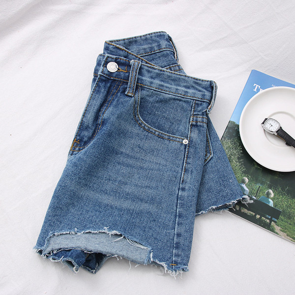 Farmer rövidnadrág szakadt motívumokkal, magas derékkal