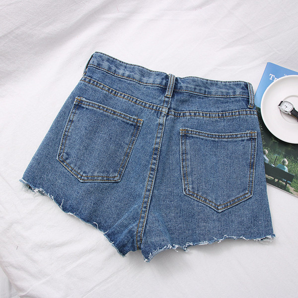 Farmer rövidnadrág szakadt motívumokkal, magas derékkal