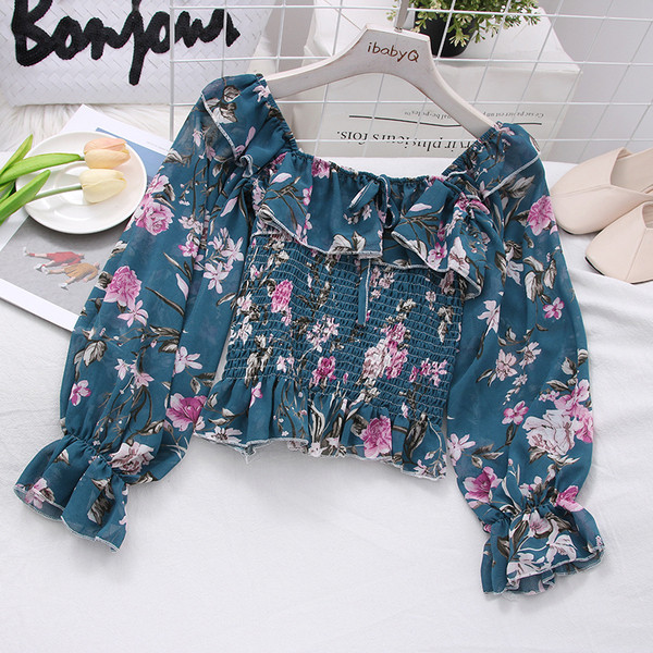 Дамска блуза с овално деколте и флорален десен