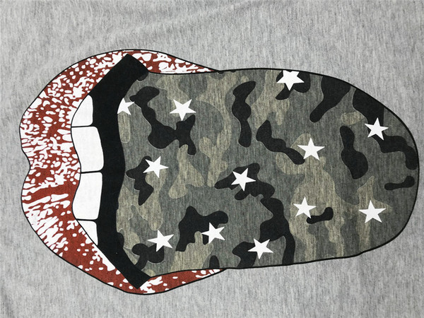 Alkalmi női póló rátéttel, rövid ujjú, ovális nyakkivágással szürke színben