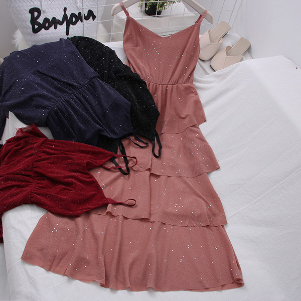 Izrezani model ženske haljine sa sjajnim efektom i tankim naramenicama