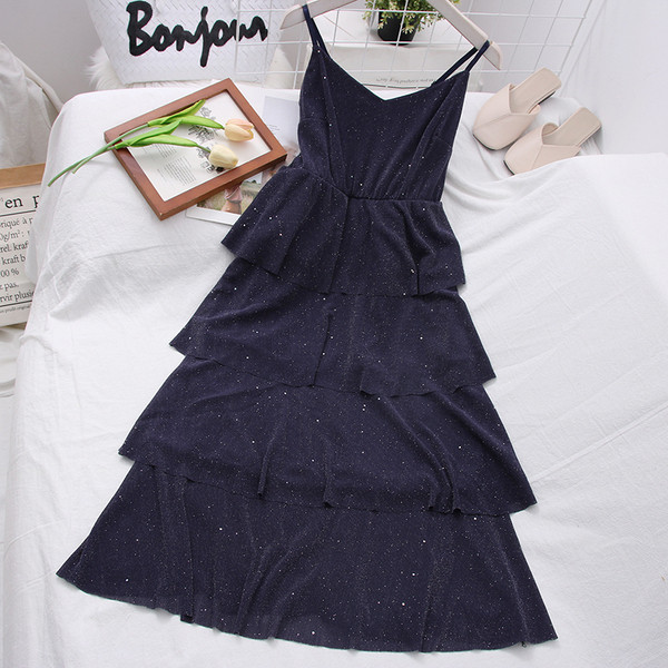 Izrezani model ženske haljine sa sjajnim efektom i tankim naramenicama