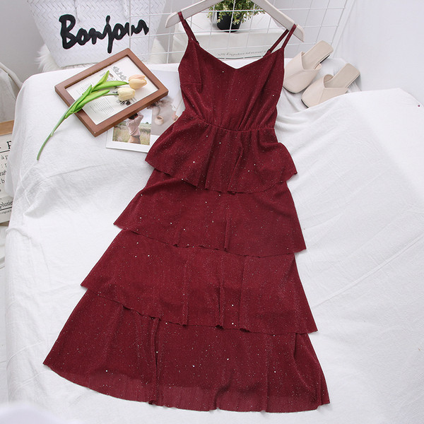 Izrezani model ženske haljine sa sjajnim efektom i tankim naramenicama