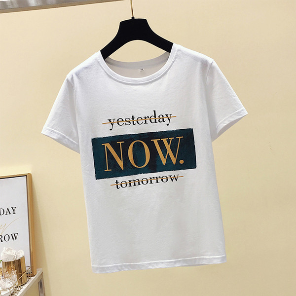 Ležerna ženska majica s ovalnim izrezom i natpisom