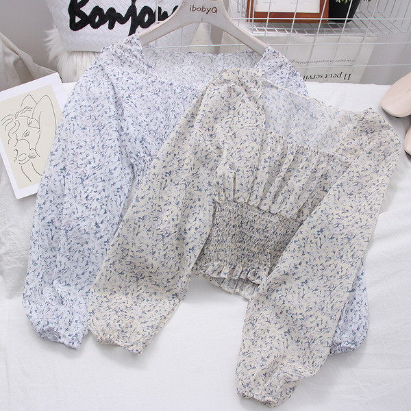 Moderna ženska bluza sa širokim rukavima i cvjetnim motivima