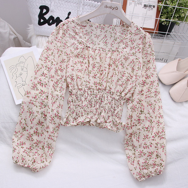 Moderna ženska bluza sa širokim rukavima i cvjetnim motivima